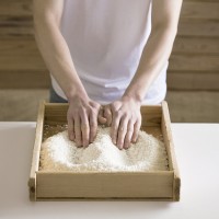 「蓋麹法」や「箱麹法」とよぶ昔ながらの製麹に使う杉材を用いた箱