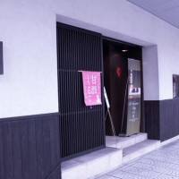 本社に併設された直営店の外観