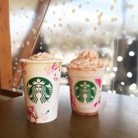 （左）キャラメリー さくら チョコレート ラテ Short 420円、Tall 460円、Grande 500円、Venti(R) 540円　（右）キャラメリー さくら チョコレート フラペチーノ(R)  Tall 520円、Grande 560円、Venti(R) 600円