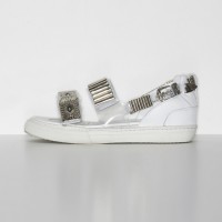 Metal Sneaker Sandal／クリア／4万8,000円／トーガ