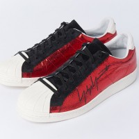 adidas SS Metallic by Yohji Yamamoto／3万6,000円／メタリックレッド／ヨウジヤマモト