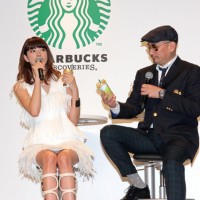 森星さんは「カフェラテ」を、横山剣氏は「抹茶ラテ WITH ホワイトチョコレート」を試飲