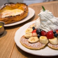 「オリジナルパンケーキハウス（THE Original PANCAKE HOUSE）」の看板メニュー「ダッチベイビー」（1,240円）と、ミックスフルーツパンケーキ