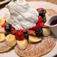 「オリジナルパンケーキハウス（THE Original PANCAKE HOUSE）」のミックスフルーツパンケーキ