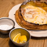 「オリジナルパンケーキハウス（THE Original PANCAKE HOUSE）」の看板メニュー「ダッチベイビー」（1,240円）