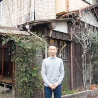 趣ある日本家屋の古民家を改築したもの。一見するとコーヒーショップだと分からないが、平日の午後でも多くの来客で賑わう。ショップの前に立つ、國友さん。