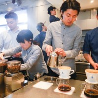 コーヒー「第三の波」は品質重視。ブルーボトル2号店青山カフェにも行列