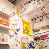 伊勢丹新宿店本館1階ザ・ステージでは3月24日までアニヤ・ハインドマーチの「STICKER SHOP」プロモーションを開催