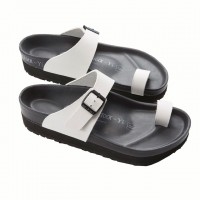 「ビルケンシュトック フォー ワイズ（BIRKENSTOCK for Y’s）」リングトングモデル／3万4,000円