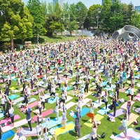 東京ミッドタウンで朝ヨガに集まった人々 in イベント「オープン ザ パーク」