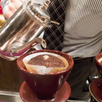 線のように細く湯を注ぐと、スフレのようにコーヒー豆が盛り上がる