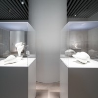 森美術館リニューアル初披露。エルメス財団×ポンピドゥー分館コラボの「シンプルなかたち展」開幕