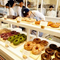 カムデンズ ブルー☆ドーナツ（CAMDEN'S BLUE ☆ DONUTS）では８種のフレーバーをそろえる