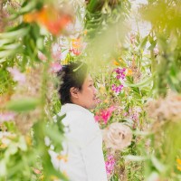 「Floating Flower Garden - 花と我と同根、庭と我と一体」、庭と一体化する猪子寿之氏