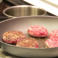 適度にレアな状態で提供することで、肉らしい食感を楽しむことが出来る