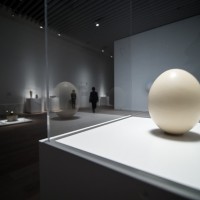 森美術館リニューアル初披露。エルメス財団×ポンピドゥー分館コラボの「シンプルなかたち展」開幕