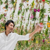 「Floating Flower Garden - 花と我と同根、庭と我と一体」、庭と一体化する猪子寿之氏