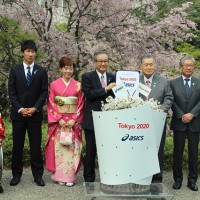 左からパラリンピック陸上女子北浦春香選手、陸上男子桐生祥秀選手、卓球女子石川佳純選手、アシックス尾山基社長CEO、東京オリンピック・パラリンピック競技大会組織委員会森喜朗会長、日本オリンピック委員会竹田恆和会長、日本パラリンピック委員会鳥原光憲会長