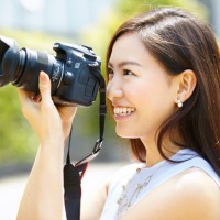 「もう二度と来ないかもしれない場所の光景をとどめておきたくて、独学で写真を撮り始めました」と話す西内ひろさん。旅先には本格的な一眼レフカメラを携える