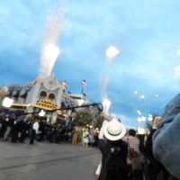 花火を合図にスペシャルイベントが開幕／カリフォルニア ディズニーランド・リゾートのスペシャルイベント「ダイヤモンド・セレブレーション」