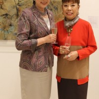 展覧会のオープニングパーティーに駆けつけた小池百合子衆議院議員（左）と小篠弘子