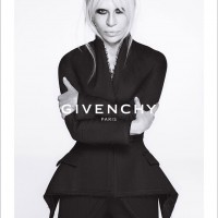 ドナテラ・ヴェルサーチ（Donatella Versace）の出演する、ジバンシィ2015年秋冬広告