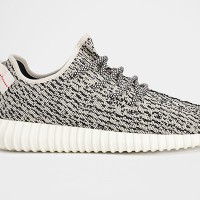 アディダス オリジナルス×カニエ・ウエストのコラボ第2弾「YEEZY BOOST 350」（2万8,000円）