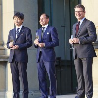 左から、京都国立博物館 副館長の伊藤嘉章氏、 リシュモンジャパン カルティエ プレジデント & チーフ エグゼクティブ オフィサーのカルロ・ガ リリオ、カルティエ イメージ スタイル＆ヘリテージ ディレクターのピエール・レネロ