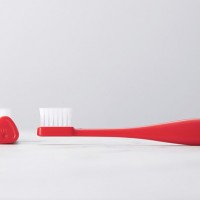 「立つ」機能を備えた歯ブラシ、THE TOOTH BRUSH by MISOKA