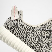 アディダス オリジナルス×カニエ・ウエストのコラボ第2弾「YEEZY BOOST 350」（2万8,000円）