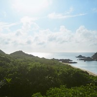 リゾート内の高台から見下ろす海もまた格別