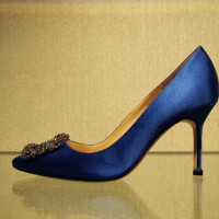 マノロ ブラニク（Manolo Blahnik）ビジュー付きサテンパンプス（15万円）