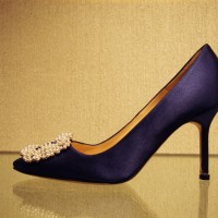 マノロ ブラニク（Manolo Blahnik）パール付きサテンパンプス（16万円）