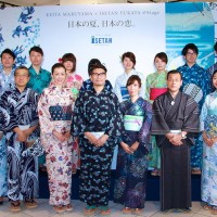 「KEITA MARUYAMA × ISETAN YUKATA 日本の夏-日本の恋-」のオープニングセレモニーの様子。（前列左から2番目から）株式会社三越伊勢丹ホールディングス 代表取締役社長執行役員 大西洋氏、桐島かれん氏、丸山敬太氏、佐々木敬子氏、株式会社三越伊勢丹 常務執行役員 伊勢丹新宿本店長 鷹野正明氏、このほかは伊勢丹新宿店スタッフ