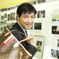 1年程前から愛用しているという「ルイヴィトン（LOUIS VUITTON）」のトートには「TB」のイニシャル入り