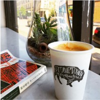 STUMPTOWN COFFEEでカプチーノを飲みながらガイドブックをチェック