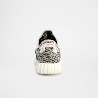 アディダス オリジナルス×カニエ・ウエストのコラボ第2弾「YEEZY BOOST 350」（2万8,000円）