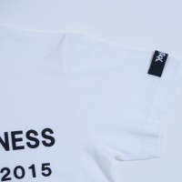 「グラウンド ワイ」が「WORLD HAPPINESS」とのコラボレーションTシャツを発売