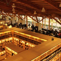 チームラボの「図書館で踊る人」