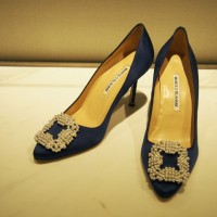 マノロ ブラニク（Manolo Blahnik）パール付きサテンパンプス（16万円）