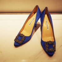 マノロ ブラニク（Manolo Blahnik）ビジュー付きサテンパンプス（15万円）