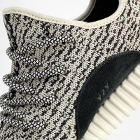 アディダス オリジナルス×カニエ・ウエストのコラボ第2弾「YEEZY BOOST 350」（2万8,000円）