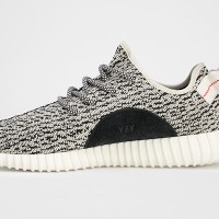 アディダス オリジナルス×カニエ・ウエストのコラボ第2弾「YEEZY BOOST 350」（2万8,000円）