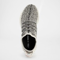 アディダス オリジナルス×カニエ・ウエストのコラボ第2弾「YEEZY BOOST 350」（2万8,000円）