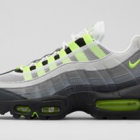 「ナイキ」が「ナイキ エア マックス 95」の20周年を記念したオリジナルモデル「NIKE AIR MAX 95 OG」（税込1万6,200円）発売