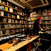 図書室で音楽フェスとクラフトビールを楽しむ第4回「無音フェス」が森の図書室で開催