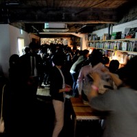 図書室で音楽フェスとクラフトビールを楽しむ第4回「無音フェス」が森の図書室で開催