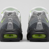 「ナイキ」が「ナイキ エア マックス 95」の20周年を記念したオリジナルモデル「NIKE AIR MAX 95 OG」（税込1万6,200円）発売