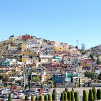 メキシコの住宅街に突如現れた色鮮やかな巨大壁画。カラフルな暮らしで住民の心に変化？