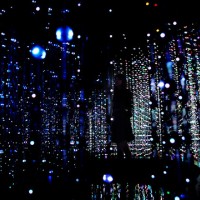 チームラボの「teamLab Exhibition, Walk through the Crystal Universe」が銀座で開催